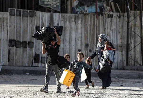 Imagem colorida mostra Palestinos em Gaza, que estão expostos ao intenso bombardeio israelense, migram para as partes sul e central - Metrópoles