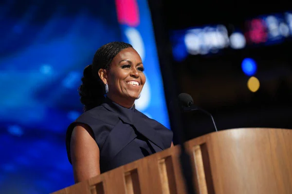 imagem colorida michelle obama convenção democrata chicago
