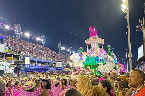 Carro alegórico da Mangueira no Carnaval 2022