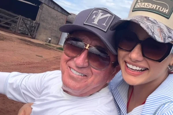 Amado Batista e a namorada posam juntos para as redes sociais - Metrópoles
