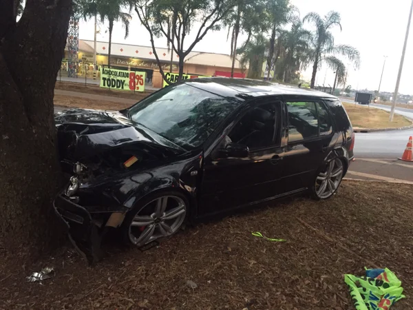 Motorista bêbado foge da polícia, bate o carro e é preso