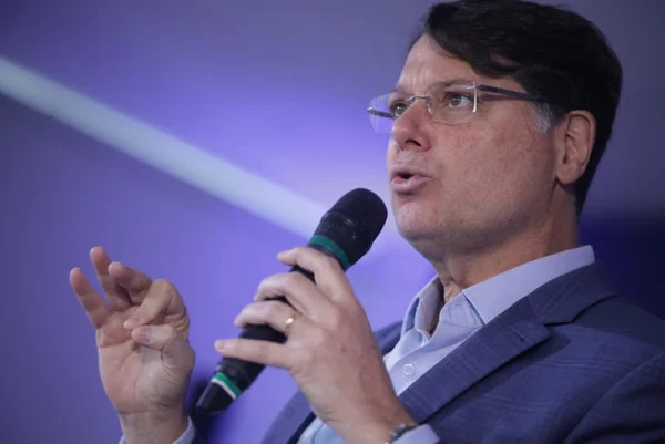 “Suprassumo do Centrão”, diz Kiko sobre Celina e Arruda