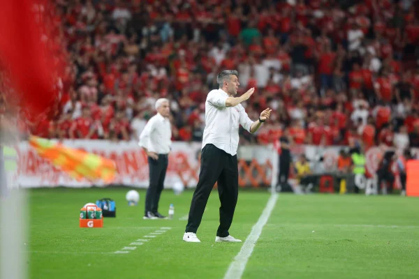 Pezzolano fala sobre situação financeira e mudanças na escalação do Inter