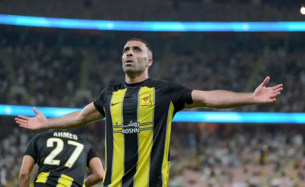 Foto colorida de Abderrazak Hamdallah com a camisa de Al-Ittihad - Metrópoles