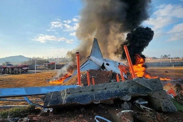 Imagem colorida mostra imagem do local de acidente de avião - Metrópoles