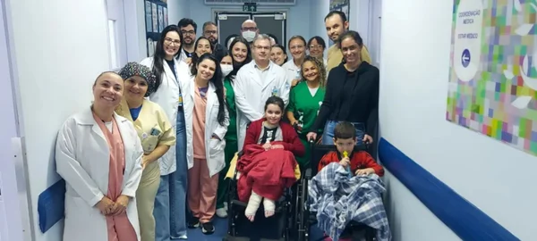 Foto colorida da família vítima da explosão com funcionários do hospital - Metrópoles