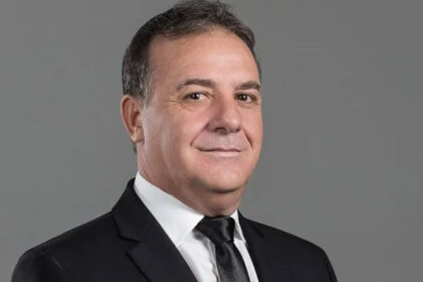 Deputado que propôs lei contra vacinação obrigatória morre de Covid-19