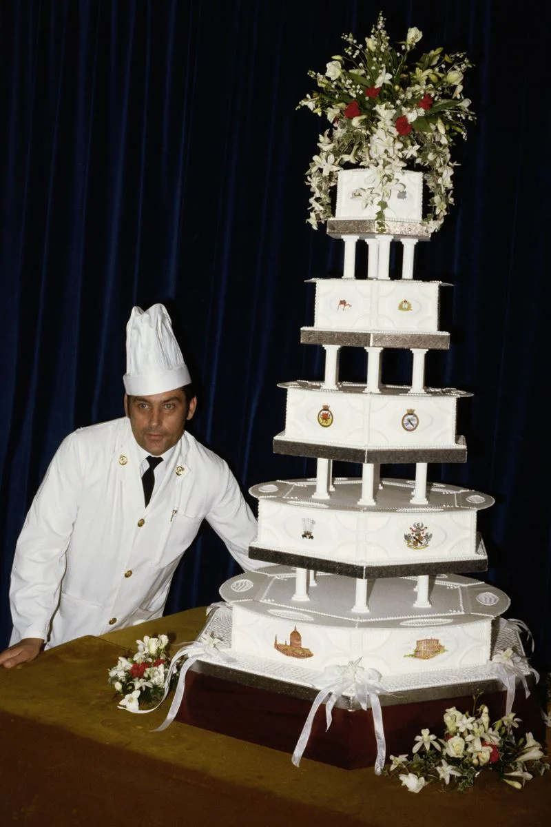 Chef David Avery com o bolo feito para o casamento de Charles e Lady Di Chef David Avery com o bolo feito para o casamento de Charles e Lady Di