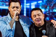 Cristiano Araújo e João Reis são clicados durante show