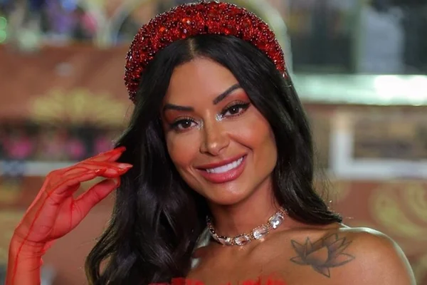 Aline Riscado posta vídeo e responde seguidor: “Sou ex-bailarina, amore!”