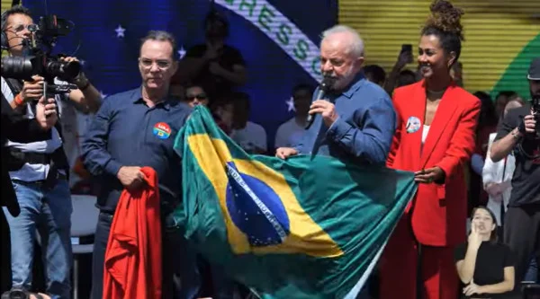 Lula chama Bolsonaro de “fascista” e diz que ele usa bandeira nacional