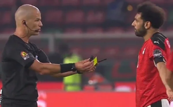 Árbitro discute com Salah