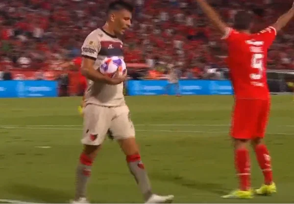 Zagueiro segurando bola com as mãos