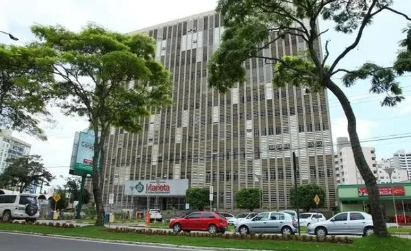 Fachada do Hospital Marieta, na cidade de Itajaí, Santa Catarina. Ele é um prédio alto, com várias janelas, cercado de árvores e uma rua na frente - Metrópoles