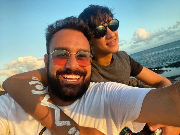 Fábio Ramalho e namorado João Paulo dos Santos em praia