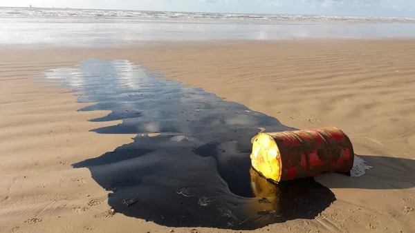 Marinha encontra mais um barril com logo da Shell perto de Natal