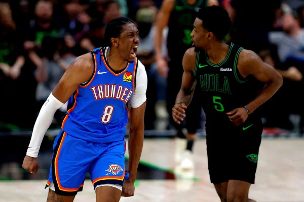 Jalen Williams #8 do Oklahoma City Thunder comemora após marcar cesta de 3 póntos contra o New Orleans Pelicans