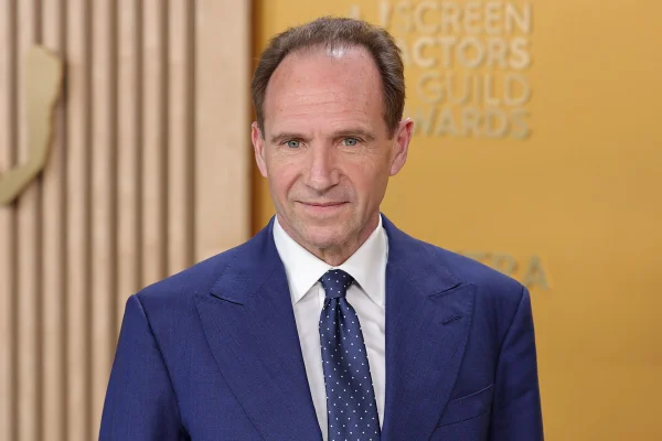 Foto colorido de Ralph Fiennes, de Conclave - Metrópoles