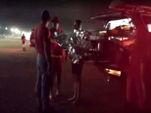 Barco com 12 turistas afunda em Bertioga; um morre e 2 estão desaparecidos