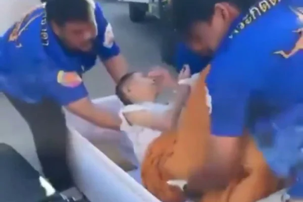 Foto colorida de mulher tailandesa de 65 anos sendo retirada de caixão com vida - Metrópoles