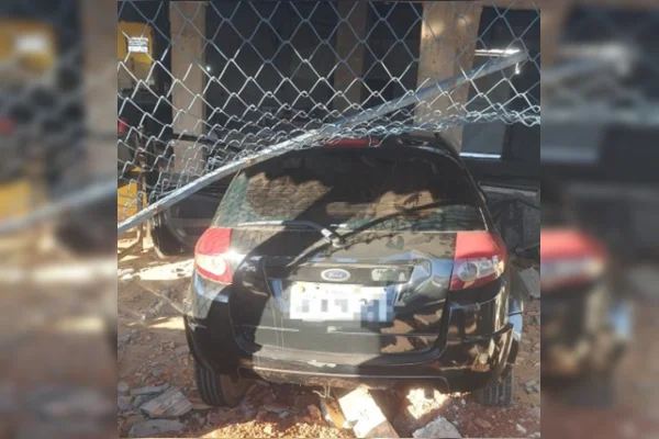 Motorista perde o controle do veículo e invade loja