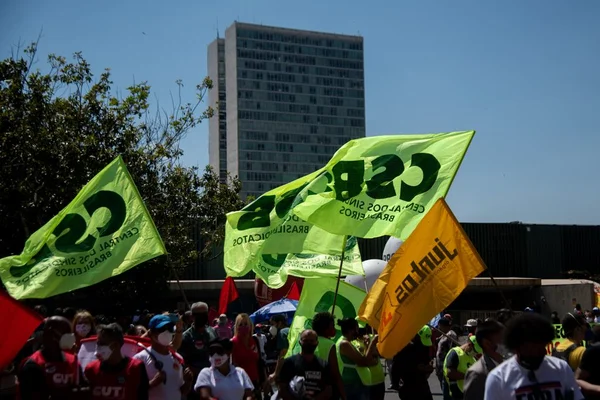 Servidores protestam contra a reforma administrativa e pedem impeachment