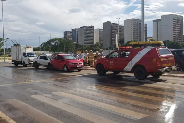 DF: dois se ferem após engavetamento de carros na faixa de pedestres