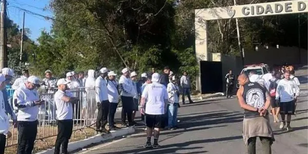 Organizada do Atlético-MG protesta e cobra jogadores na Cidade do Galo