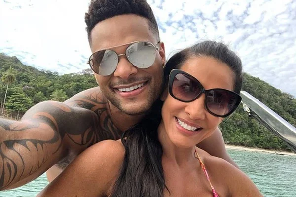 Scheila Carvalho e Tony Salles curtem passeio de lancha. Veja as fotos