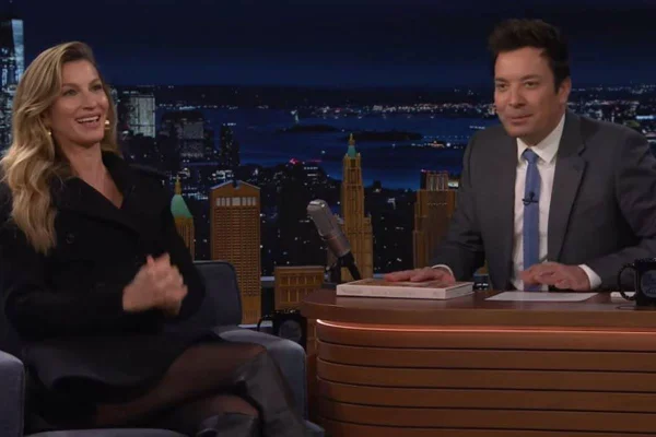 foto colorida de Gisele Bündchen e Jimmy Fallon conversando - metrópoles