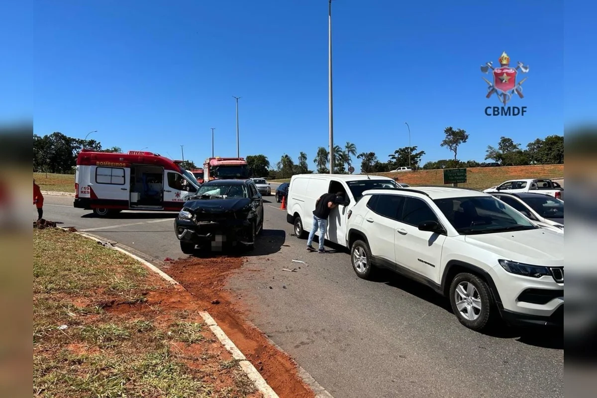 Motorista fica ferido após colisão entre 4 veículos próximo à Ponte JK - imagem 3 Motorista fica ferido após colisão entre 4 veículos próximo à Ponte JK - imagem 3