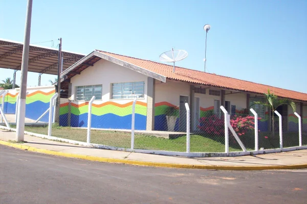 Fachada de escola no interior de