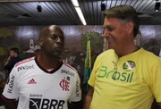 Ailton Barros ao lado de Bolsonaro; ex-militar foi preso pela PF