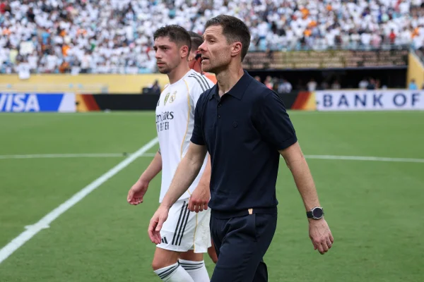 Foto colorida de Fede Valverde e Xabi Alonso - Metrópoles