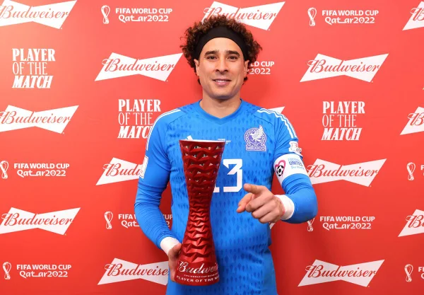 O goleiro da seleção mexicana, Guillhermo Ochoa, posa com troféu de craque do jogo contra a Polônia na Copa do Mundo do Catar - Metrópoles