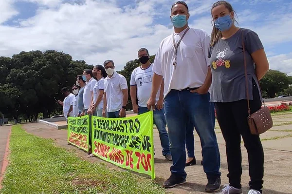 Aprovados no concurso da Saúde cobram nomeações durante ato no Buriti