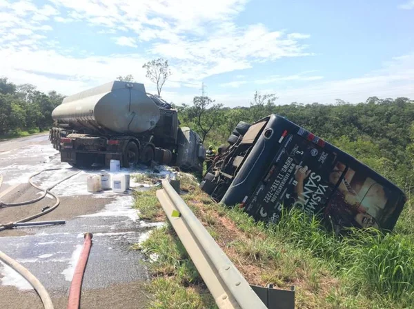 Acidente com ônibus de cantora sertaneja mata um e fecha a BR-040