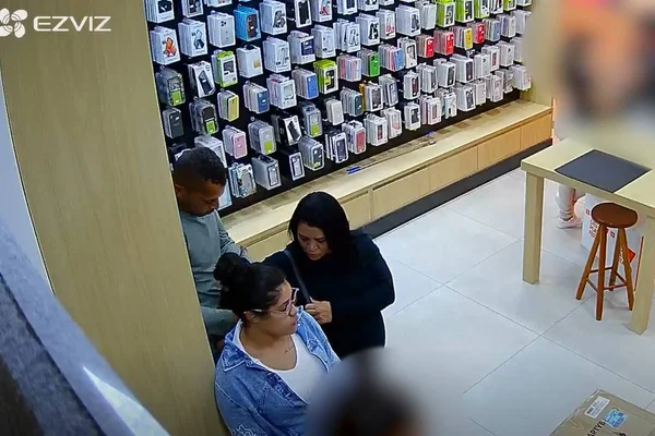 Vídeo: trio furta mais de R$ 30 mil em iPhones de shopping no DF