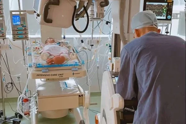 Filha de Juliano Cazarré segue internada após cirurgia de emergência