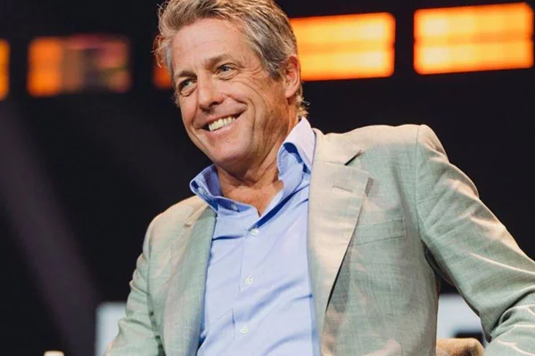 Foto colorida do ator Hugh Grant - Metrópoles