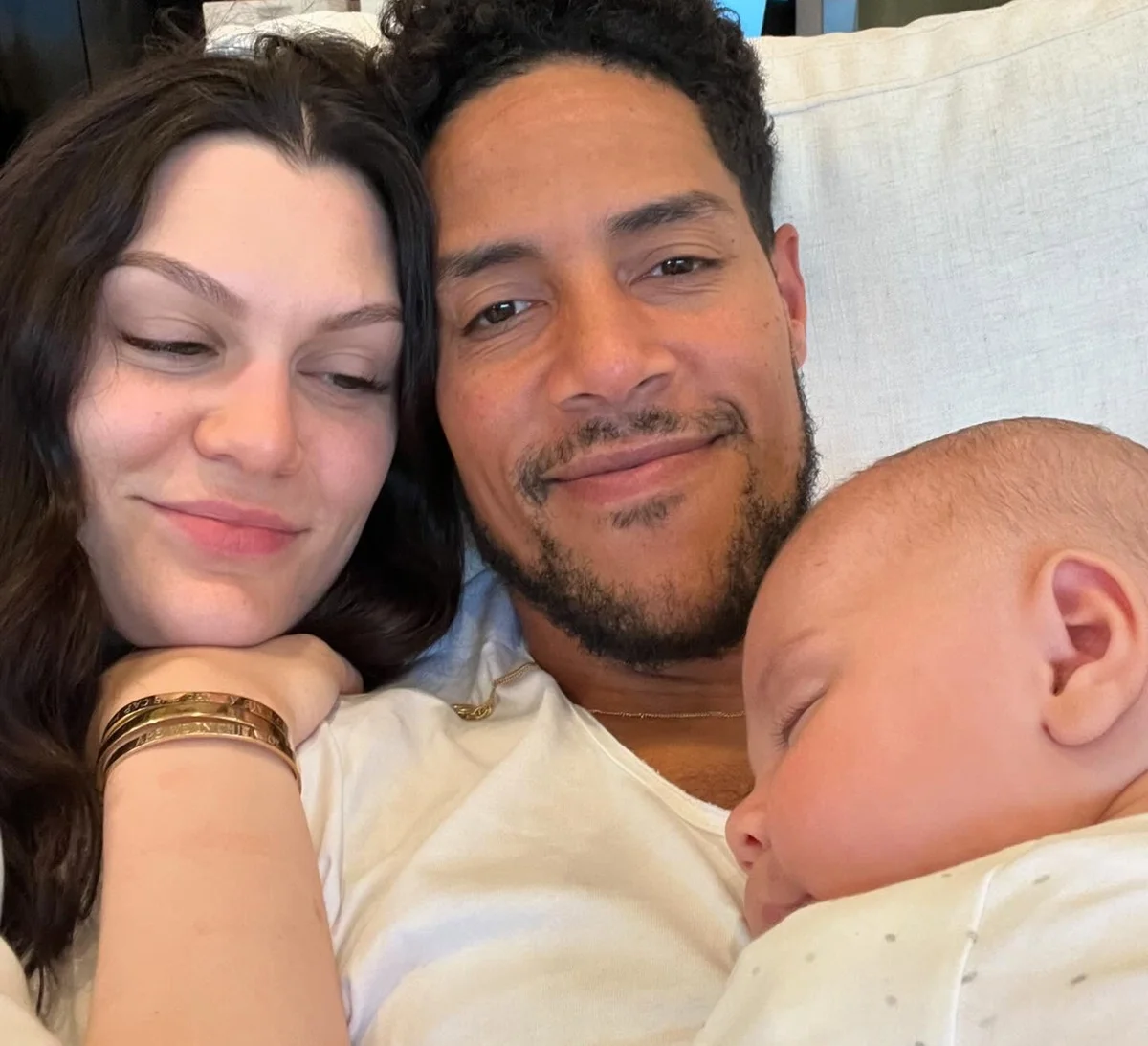 Jessie J e Chanan Colman posam com o filho do casal, Sky Jessie J e Chanan Colman posam com o filho do casal, Sky