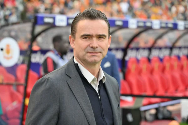 Imagem colorida de Marc Overmars, ex-jogador holandês banido do futebol por assédio à funcionárias do Ajax- Metrópoles