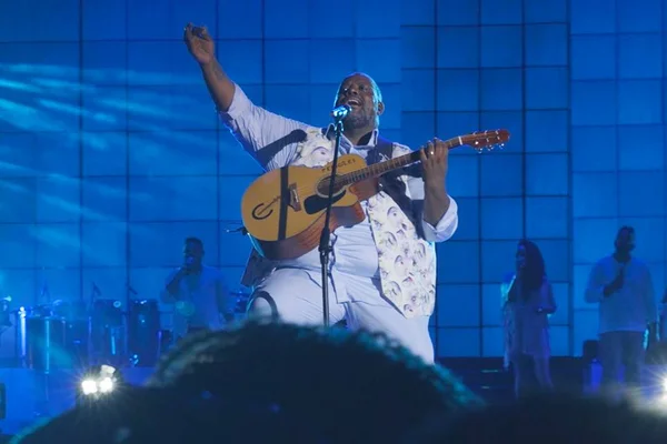 Péricles durante gravação do DVD com violão na mão