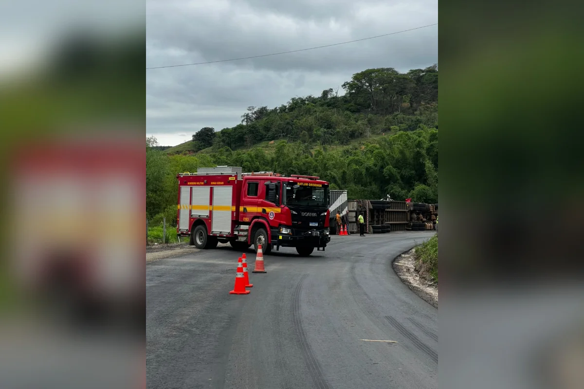 Um motorista morreu e outro ficou ferido após uma colisão entre dois caminhões na manhã desta terça-feira (20/10) Um motorista morreu e outro ficou ferido após uma colisão entre dois caminhões na manhã desta terça-feira (20/10)