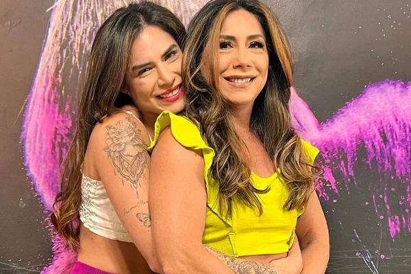 Djidja Cardoso e a mãe, Cleusimar, posam juntas e sorridentes - Metrópoles