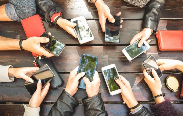 Várias pessoas com smartphones nas mãos