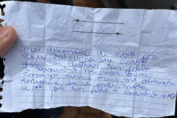 Imagem colorida, Mulher quebra carro de vizinho e ameaça bebê em MS- Metrópoles