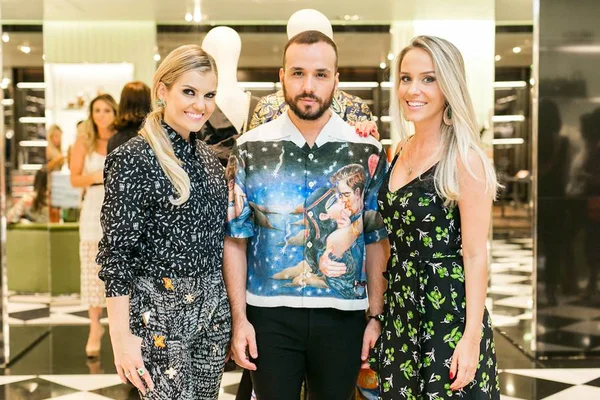 Nova coleção da Prada é apresentada em Brasília em tarde fashionista