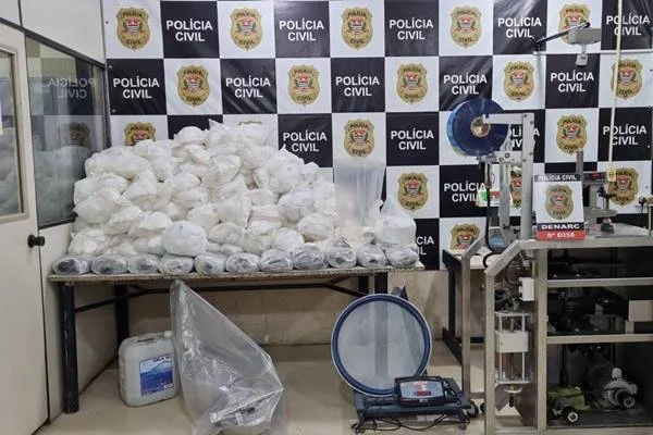 Fotografia colorida de drogas em cima de mesa de delegacia da polícia civil de São Paulo
