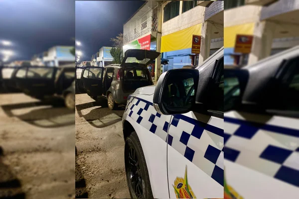 Foto colorida de viatura da Policia Militar do Distrito Federal atrás de carro popular com portas e porta-malas abertos em entrequadras da Asa Norte